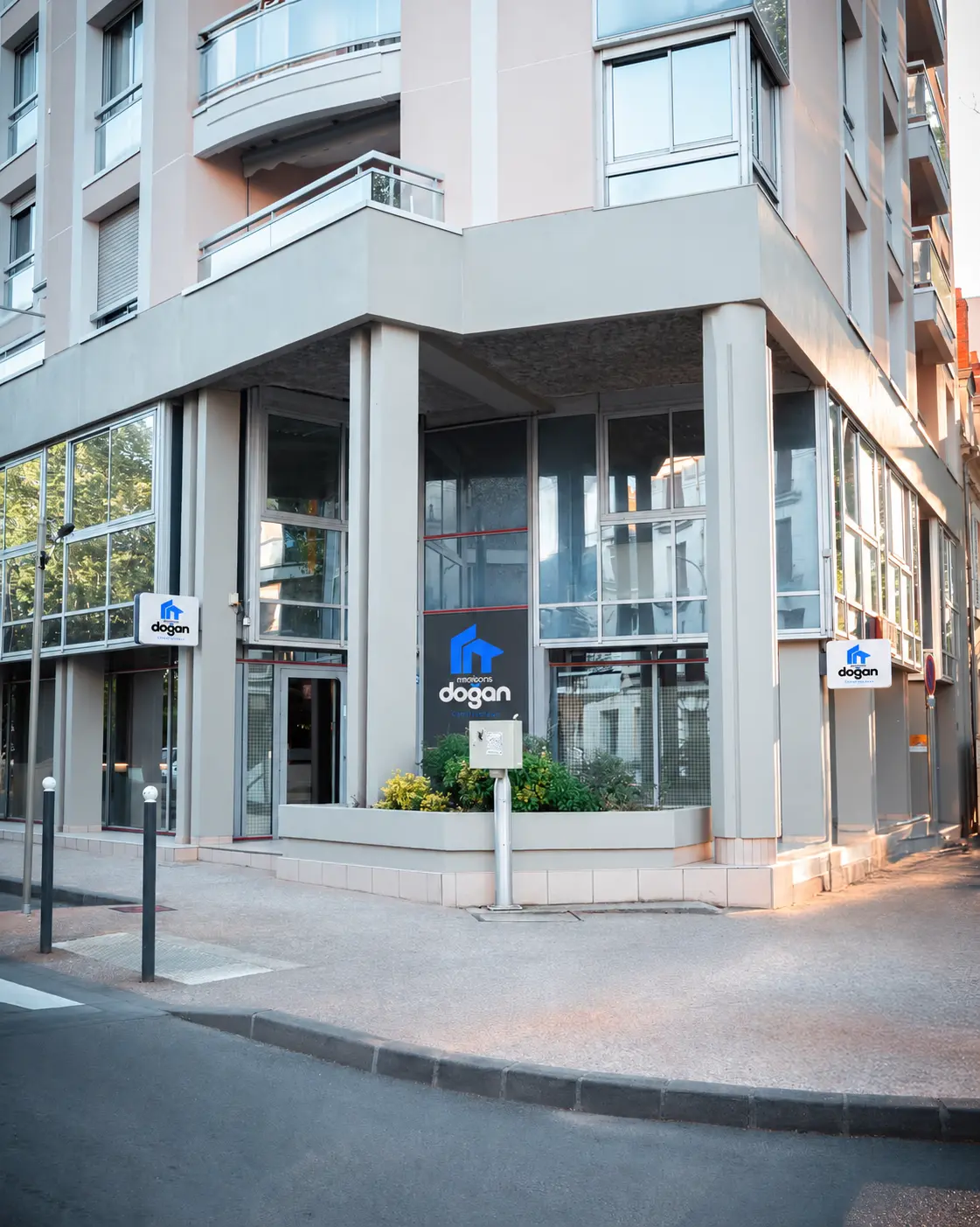 Accueil client de Nevers avec projection des enseignes Maisons Doğan